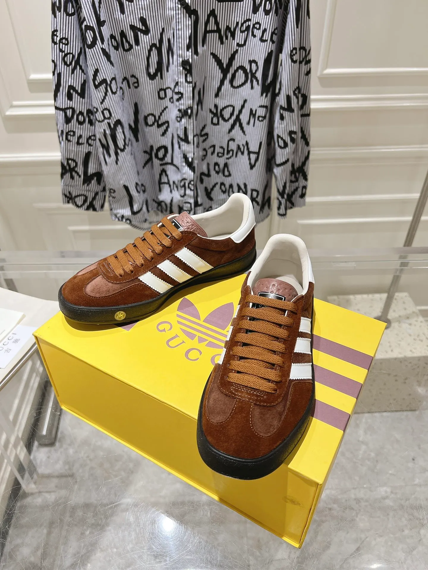 👟👟Ex-factory price 520👟👟Gucci&adidas joint limited edition couple's sneakers. A super nice joint casual sneaker with rich and bold colors! It showed everyone a completely different charm from the past! Combining retro style and youthful sports style to create a new aesthetic! Vitality yet stylish at the same time! ! Upper - made of cowhide, cowhide, cloth. Lining - sheepskin lining for foot pads. Sole - original open-molded beef tendon non-slip and wear-resistant outsole. Size: 35-47 (couple style)